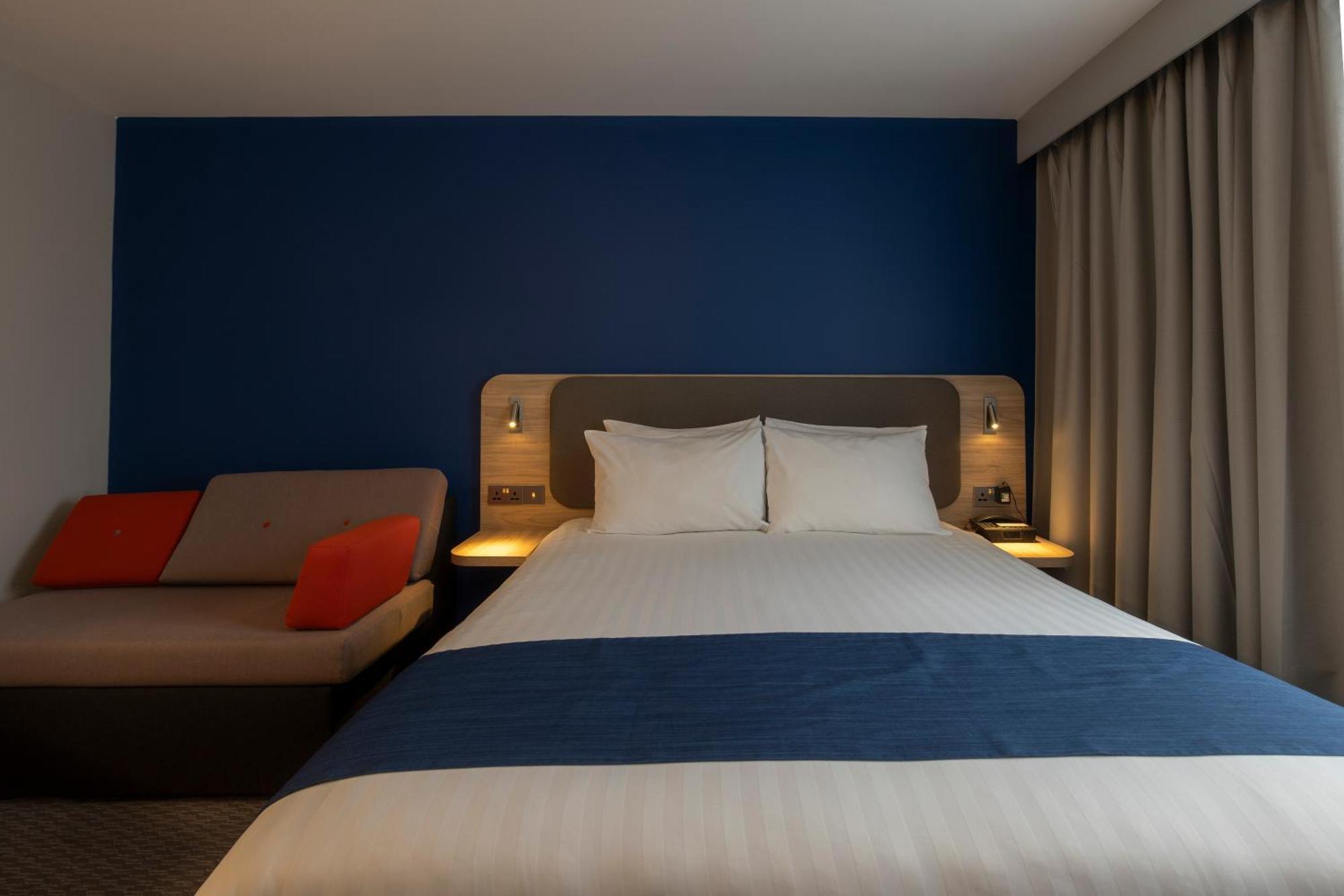 Holiday Inn Express Poole By Ihg Exterior photo
