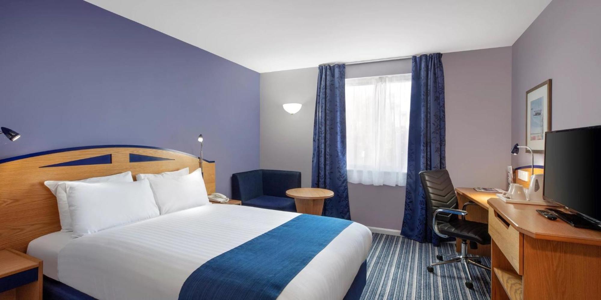 Holiday Inn Express Poole By Ihg Exterior photo