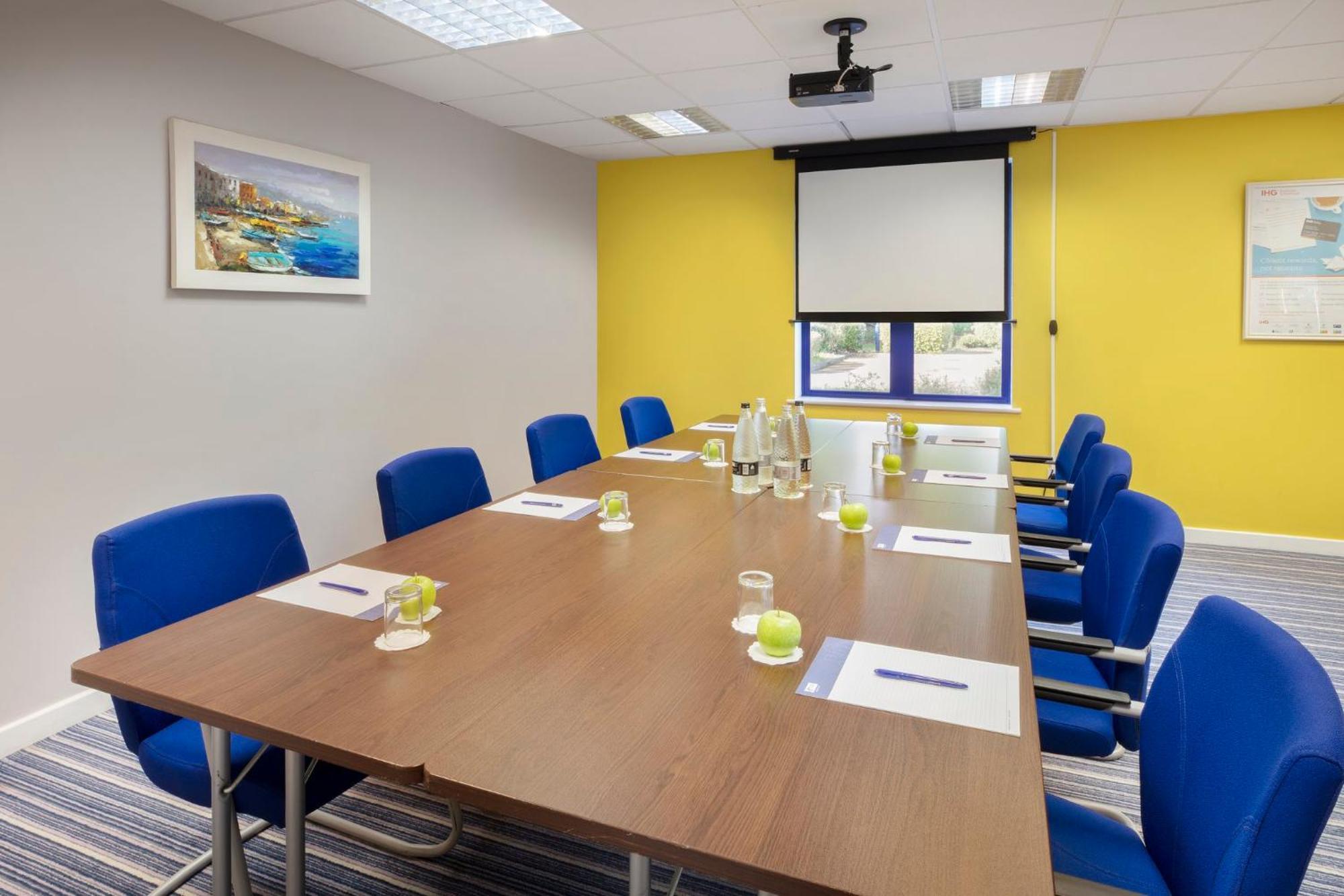 Holiday Inn Express Poole By Ihg Exterior photo