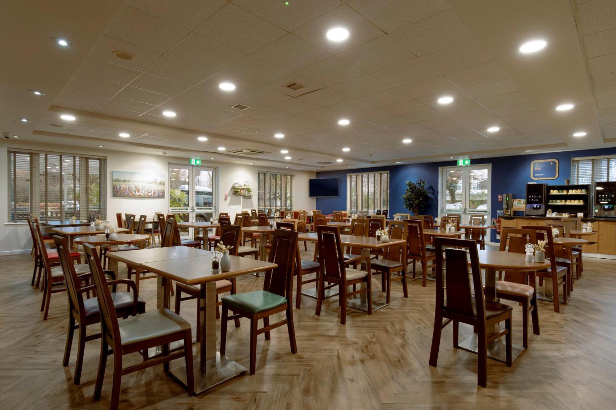 Holiday Inn Express Poole By Ihg Exterior photo